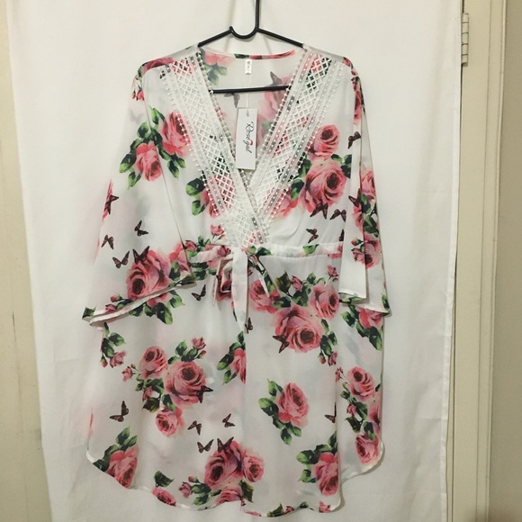 Rosegal Tops - Rosegal White with pink rose V-neck too size 1X